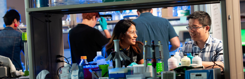 Dos estudiantes trabajando juntos en un laboratorio.